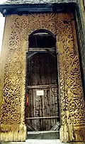 POrtail sculpté de l'église en bois debout de Lomen.
