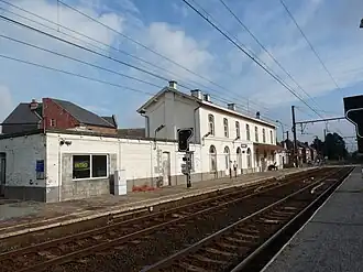 voies, quai et bâtiment