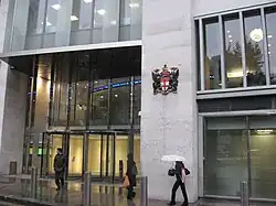 entrée d'un bâtiment gris