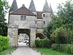 Porte fortifiée de l'abbaye.