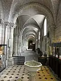 Bas-côté sud, vue vers l'est ; fonts baptismaux.