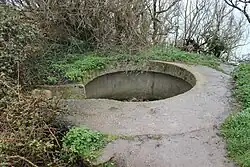 Photographie d'un encuvement bétonné.