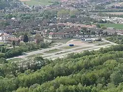 Le carreau de fosse et les cités vus depuis le terril no&nbsp;74A.