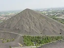 Terril moderne de la fosse n° 11 - 19 des mines de Lens avec une multitude de sommets de cônes.