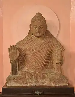 Bouddha en abhaya-mudrā. Période de transition Kushana-Gupta. IIIe – IVe&nbsp;siècle, Mathura.