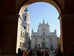 Entrée sur la place de la Madone (anciennement baptisée place Bramante) avec Façade de la basilique de la Sainte Maison de Lorette et quelques éléments du palais apostolique