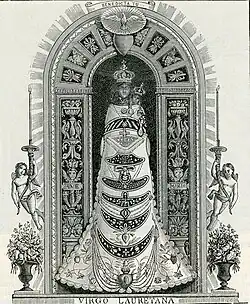 Gravure représentant la statue de la Madone de Lorette en 1898, et conforme à une photographie de 1913 de la statue par Edward Dutton[Lequel&nbsp;?]. Ce qui atteste que la statue emportée par Napoléon n’est plus la même que celle exposée avant l’incendie de 1921.