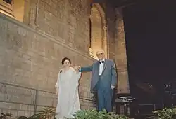 Yvonne Loriod et Olivier Messiaen en costume de scène se tenant par la main, au moment de saluer le public