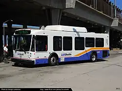 Une navette située sous la station.