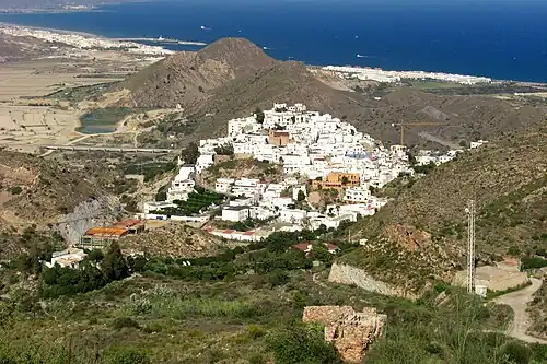 Mojacar pueblo caché de la mer, vue vers le N-O en 2007. Arrière-plan à gauche : le port de Garrucha ; à droite, Marina de la Torre