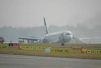Le Boeing 767 impliqué dans l'incident, sur le tarmac de l'aéroport, quelques minutes après l'atterrissage d'urgence du vol 16.