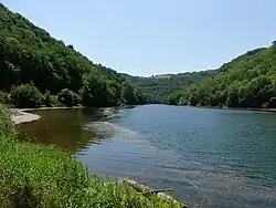 La retenue entre Estaing et Sébrazac ; vue vers l'amont.