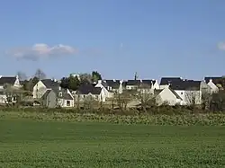 Lotissement de maisons de construction récente, aux toits d'ardoises bleue et aux murs blancs