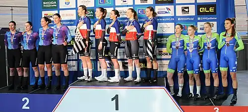 Podium de la poursuite par équipes élites.