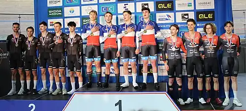 Podium de la poursuite par équipes élites.