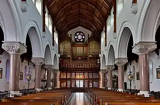 La nef vers l'entrée et l'orgue.