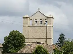 Le clocher-peigne de l'église Saint-Étienne.
