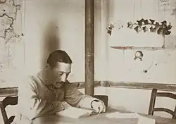 Le capitaine Chevrier du 4e&nbsp;groupe du 47e&nbsp;RAC, au travail début 1917.