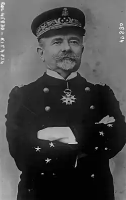 Photographie en noir et blanc d'un homme portant une tenue d'amiral.