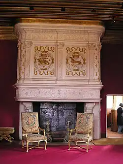 La cheminée de style Renaissance ornée de la Salamandre et de l'Hermine.