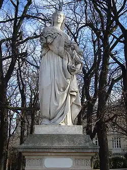 Louise de Savoie (1851), statue de la série des Reines de France et Femmes illustres, Paris, jardin du Luxembourg.