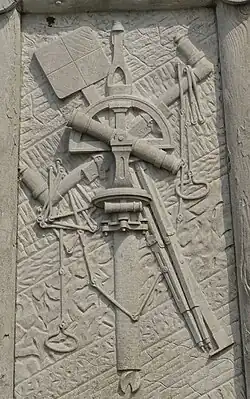 La face ouest, représentant les instruments de mesure du géomètre.