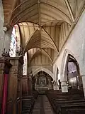 Le collatéral nord et ses voûtes sur croisées d'ogives en bois.