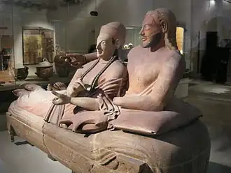 Sarcophage des Époux, couple semidisteso au musée du Louvre.