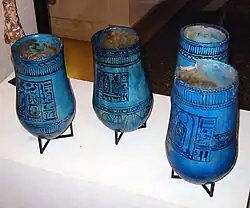 photographie de quatre vases canopes.