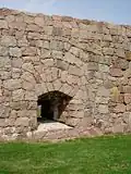 Les murailles extérieures présentent de petites ouvertures de tir.