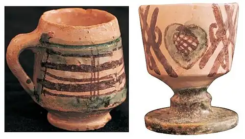 Tasse et coupe décorées au vert de manganèse, XIVe. Musée de Teruel (Espagne).