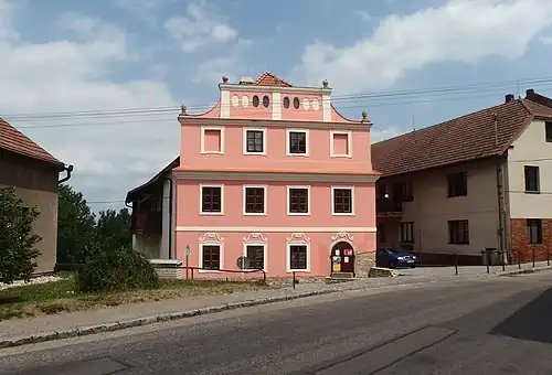 Luže : la bibliothèque.
