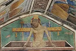 Chevet de la chapelle : Christ de Pitié debout dans le tombeau, avec les instruments de la Passion