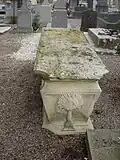 Une tombe pseudo-sarcophage du XIXe&nbsp;siècle, avec ostensoir.
