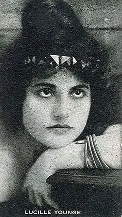 Description de l'image Lucille Younge trading card.jpg.