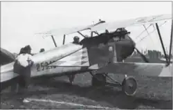 Photo noir et blanc d'un avion biplan au sol