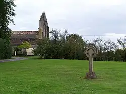 Croix celtique derrière l'église