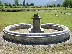 Le monument à enceinte circulaire.