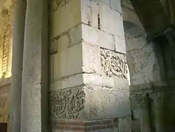 Deux frises romaines en remploi dans la basilique Saint-Just de Valcabrère.