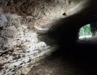 L'intérieur de la grotte, en direction de l'entrée.