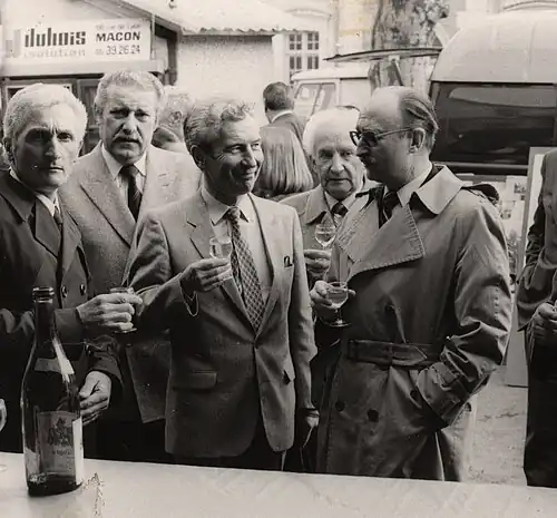 Guy Berthaud (au centre), maire de 1983 à 2008, peu après sa première élection, lors de l'inauguration de l'édition 1983 de la foire des vins du Haut-Mâconnais (26 mars 1983).