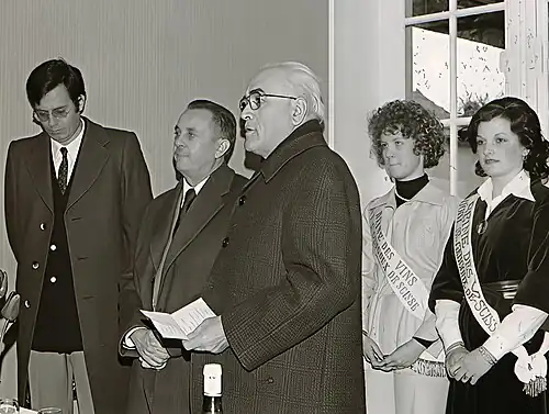 Papier à la main : Paul Margarit, maire de 1964 à 1976, lors de l'inauguration de l'édition 1975 de la foire des vins du Haut-Mâconnais (22 mars 1975). À sa droite, l'ancien ministre Philippe Malaud, président du conseil général de Saône-et-Loire.