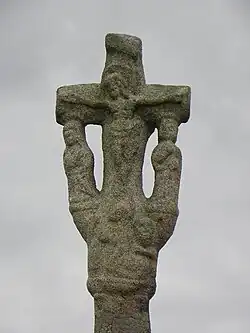 Sommet de la croix : le Christ entouré de la Vierge et de Saint-Jean