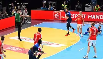 Avec la France au tir face à Niklas Landin Jacobsen en octobre 2016.