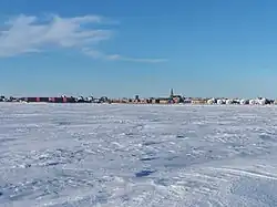 La ville vue depuis la mer gelée