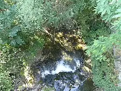Le Lumansonesque au pont de la route départementale 907, en limite d'Aguessac et Compeyre.