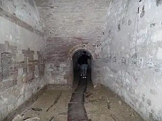 Un local souterrain.