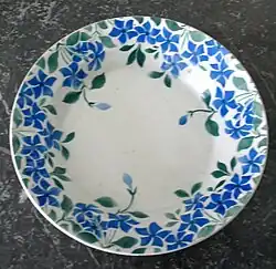 Plat en faïence de Lunéville, modèle Pervenche K & G, début XXe&nbsp;siècle.