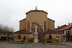 Le chevet et le monument aux morts
