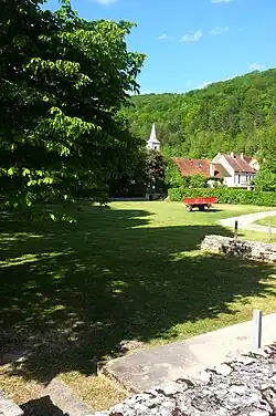 Vue plan d'ensemble du village et de l'église